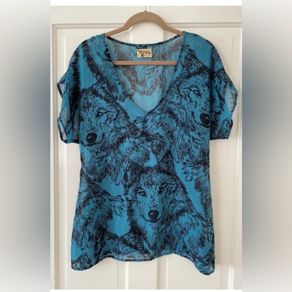 Like new! Sheer Wolf print v neck sheer tee